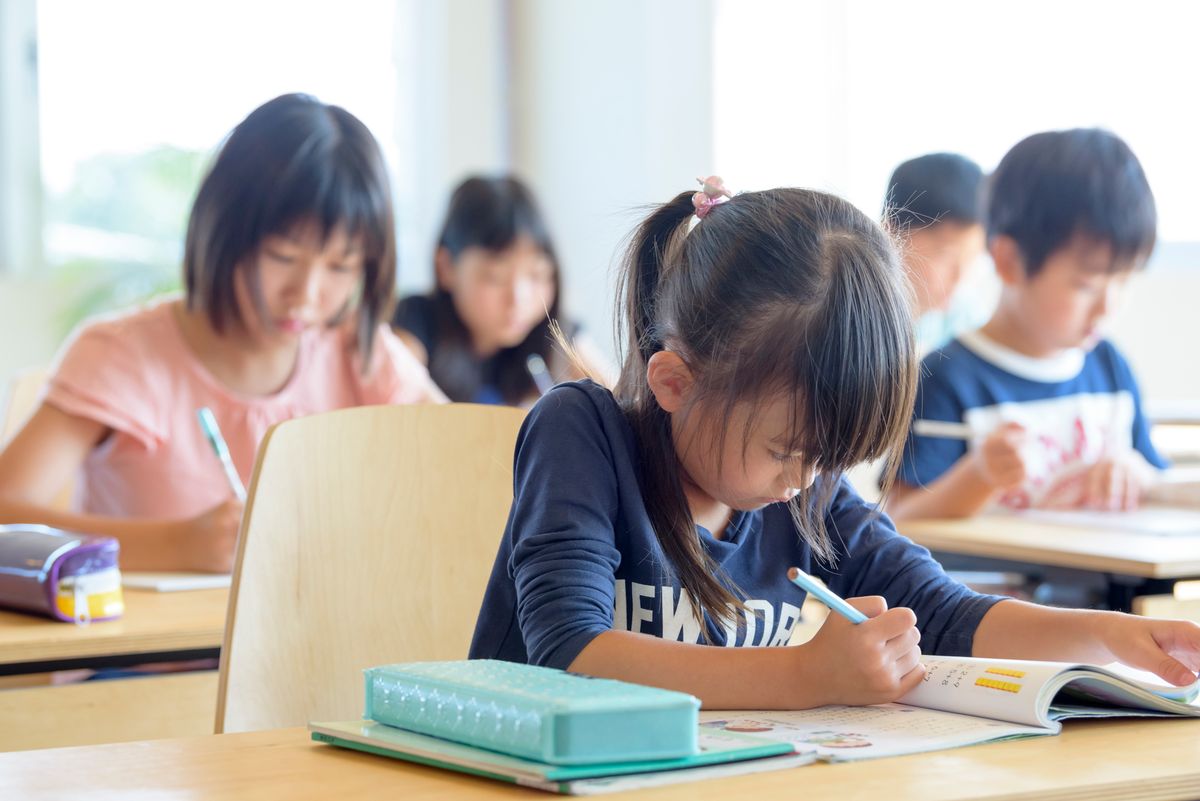 小学生の学習風景